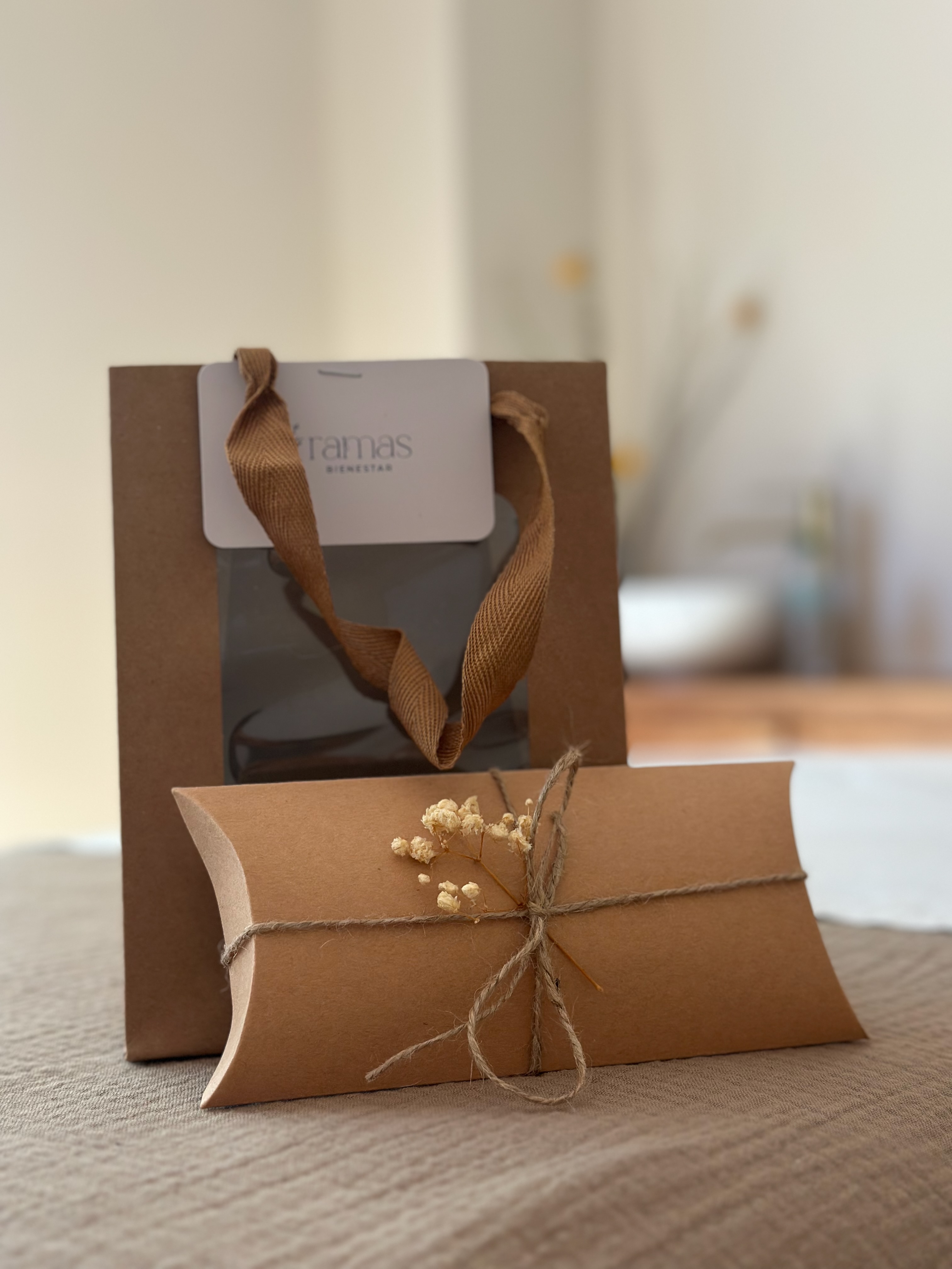 Vale regalo paquete regalo en papel kraft para una experiencia de masaje 